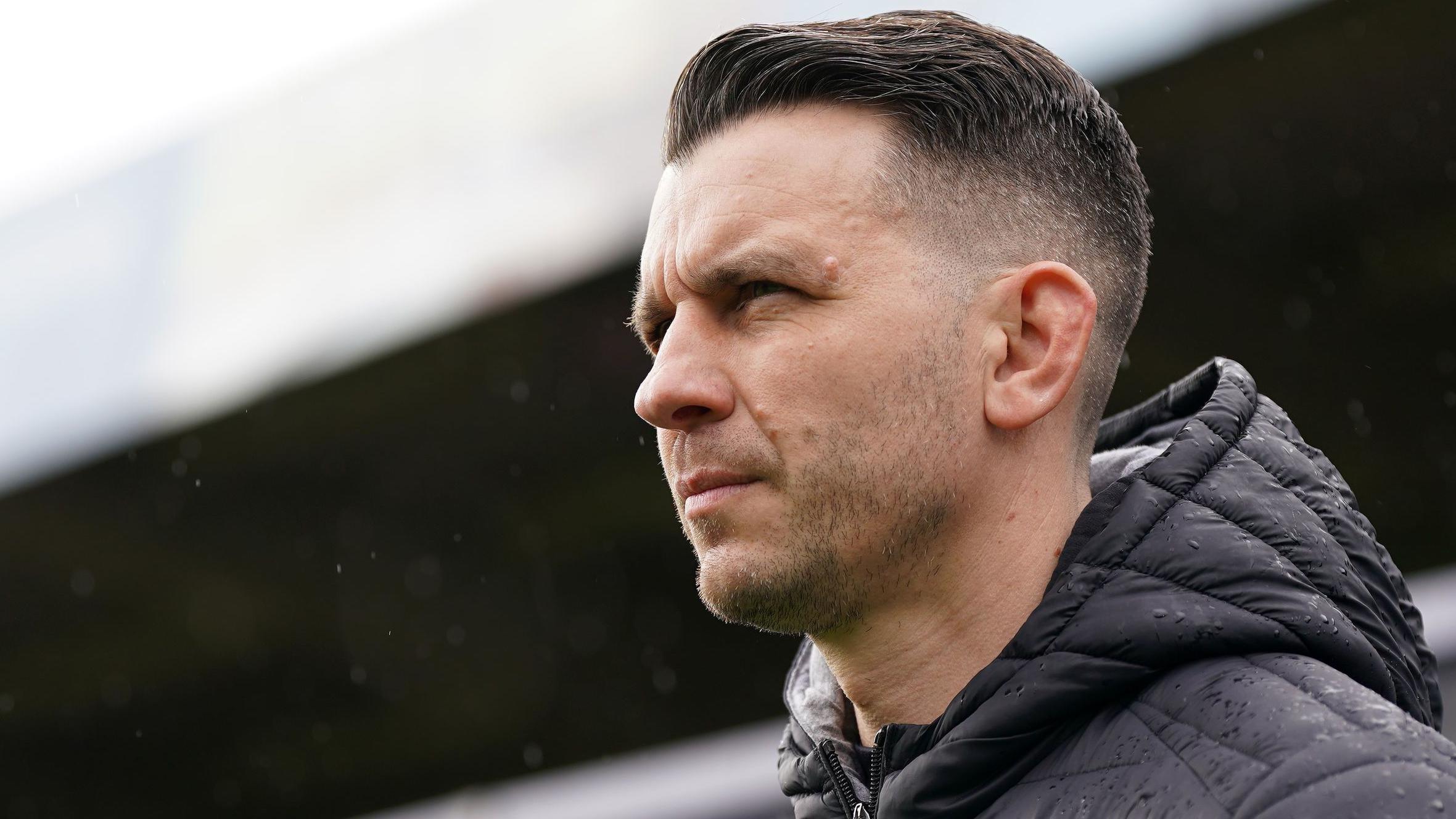 Luton Town Pecat Matt Bloomfield, Tunjuk Alex Lawless